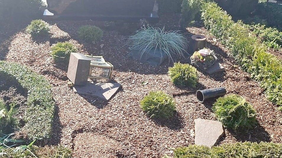 Auf dem Friedhof in Börger haben bislang unbekannte Täter mehrere Gräber beschädigt. Foto: Burkhard Becker