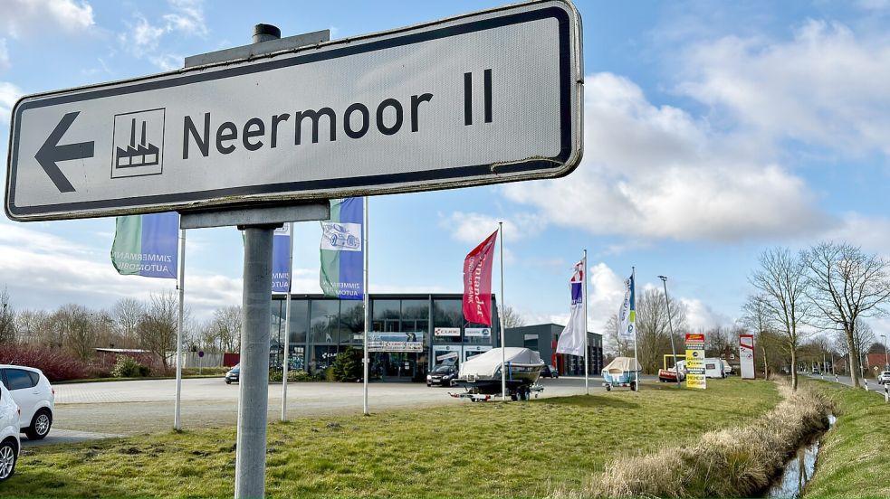 Automobile Zimmermann befindet sich direkt an der Einfahrt zum Gewerbegebiet Borgwardring in Neermoor in der Nähe der Autobahn. Dafür gibt es nun neue Pläne. Foto: Ortgies