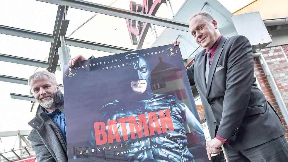 Regisseur Stefan Thien und Batman-Schauspieler Jens Schütte halten das Plakat von „Batman – Unexpected East Frisia“. Der Fan-Film wurde in Ostfriesland gedreht und im Leeraner Kino erstmals gezeigt. Foto: Ortgies