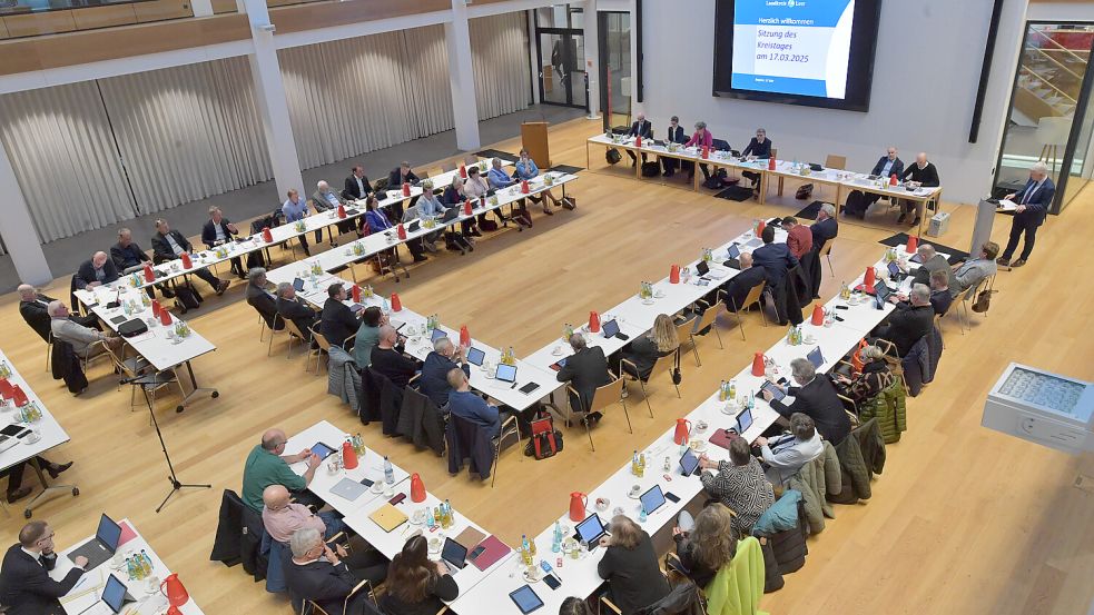 Nach einer langen Diskussion hat der Kreistag Leer bei seiner Sitzung im Sparkassenforum den Haushalt für 2025 beschlossen. Foto: Ortgies