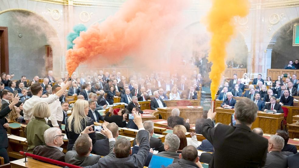 Begleitet von Rauchbomben, die Abgeordnete der Oppositionspartei Momentum im Plenarsaal entfachten, hat Ungarns Parlament ein Verbot der alljährlichen Pride-Paraden beschlossen, bei denen Menschen für die Rechte nicht heterosexueller Lebensformen demonstrieren. Foto: Boglarka Bodnar/MTI/AP/dpa