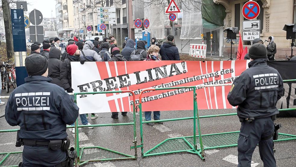 Bei der mündlichen Verhandlung im Februar hatten Sympathisanten von Lina E. vor dem Gericht demonstriert. (Archivbild) Foto: Uli Deck/dpa