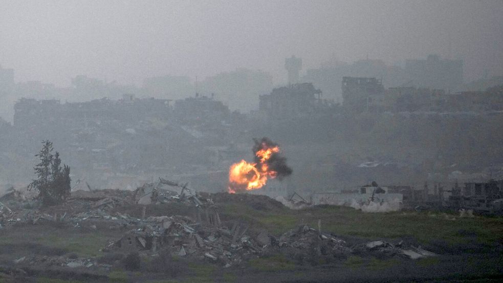 Eine Explosion im nördlichen Gazastreifen, vom Süden Israels aus gesehen. Foto: Leo Correa/AP/dpa