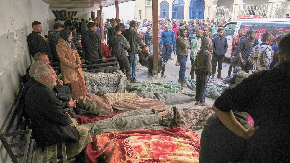 Bedeckte Leichen von Menschen, die bei nächtlichen Luftangriffen der israelischen Armee auf den Gazastreifen getötet wurden. Foto: Jehad Alshrafi/AP/dpa