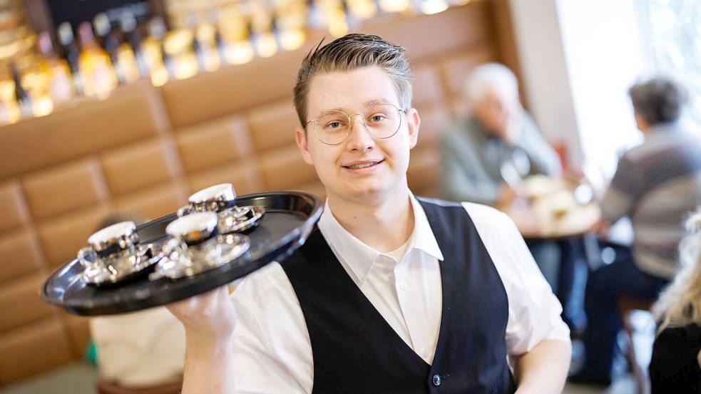 Er will mit seinen Gästen ins Gespräch kommen: Vincenzo Bozzato von der Café-Bar 8tto Grammi in Bayreuth. Foto: Daniel Karmann/dpa