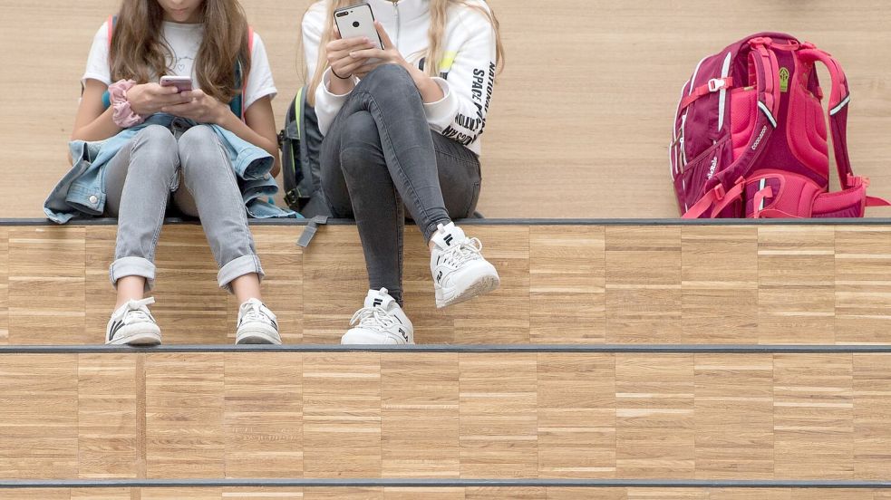 Smartphones sind aus unserem Leben kaum wegzudenken, auch an Schulen sind sie weit verbreitet. Die Kultusministerin will die private Nutzung nun einschränken. (Symbolbild) Foto: Sebastian Kahnert/dpa-Zentralbild/dpa