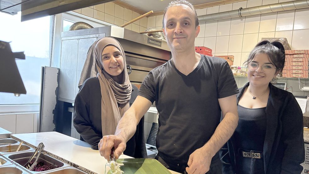 Osman Gökalp bereitet im Beisein von Esma (links) und Schakira einen Salat zu. Foto: Hellmers