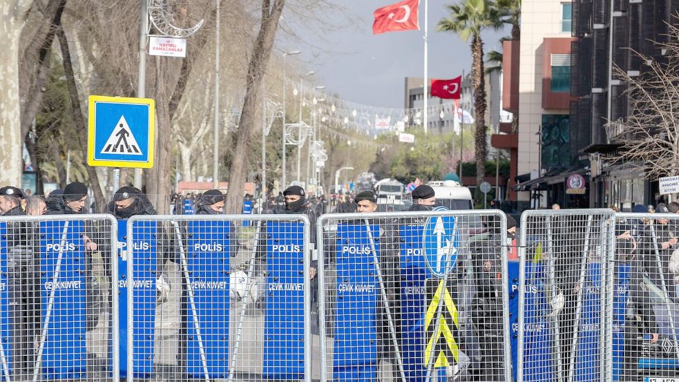 Nach der Festnahme Imamoglus wurden auch Straßen in Istanbul gesperrt. Foto: Tolga Ildun/ZUMA Press Wire/dpa