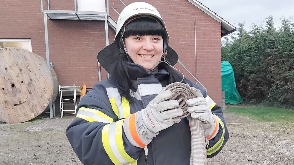 Feuerwehrfrau Krystyna Havrylova packt genauso mit an wie die Männer der Ihrener Wehr. Fotos: Scherzer