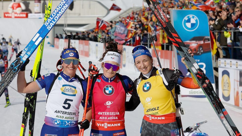 Franziska Preuß (rechts) kämpft gegen Lou Jeanmonnot (Mitte) um den Sieg im Gesamtweltcup. Foto: Alessandro Trovati/AP/dpa