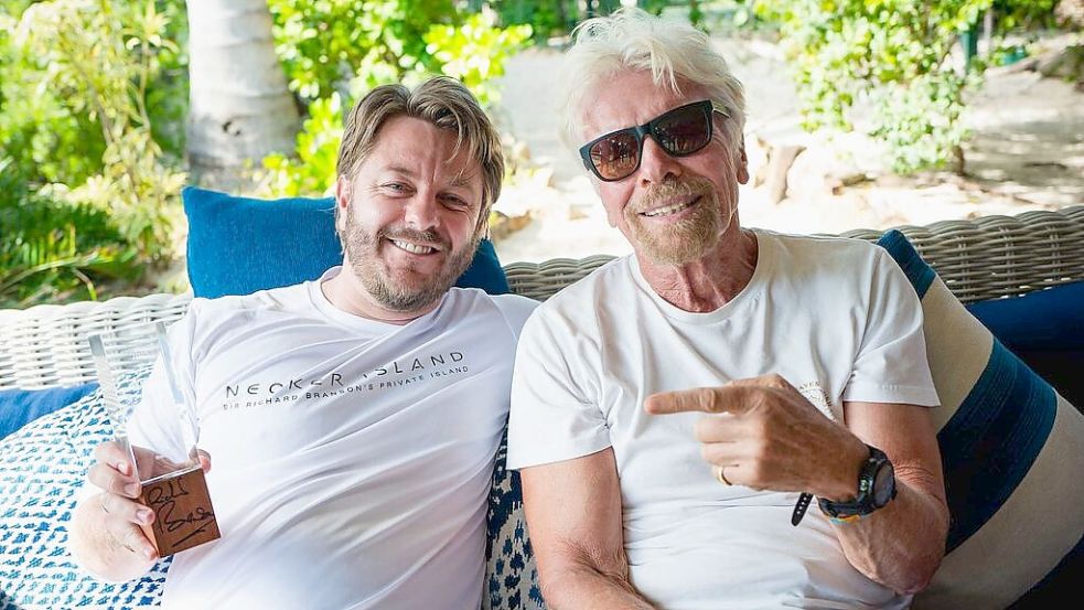 Anerkennung vom unternehmerischen Vorbild: Matthias Aumann (links) heimst vom britischen Milliardär Richard Branson eine Auszeichnung ein. Foto: Aumann