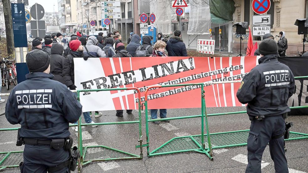 Während Sympathisanten bei der Verhandlung im Februar noch für einen Freispruch für Lina E. demonstrierten, ist bei der Verhandlung niemand mehr mit Bannern vor dem BGH. Foto: Uli Deck/dpa