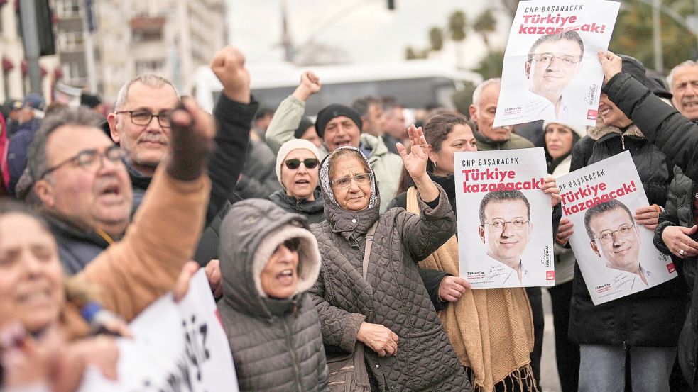 Protest gegen die Festnahme in Istanbul. Foto: Francisco Seco/AP/dpa