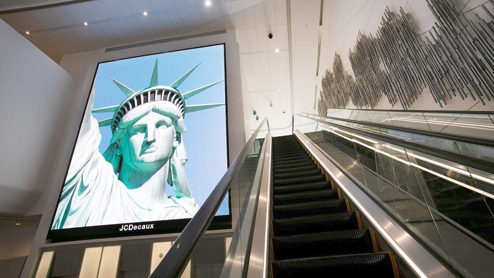 Die Bundesregierung hat die Reisehinweise zu den USA ergänzt. (Archivbild) Foto: Mark Lennihan/AP/dpa