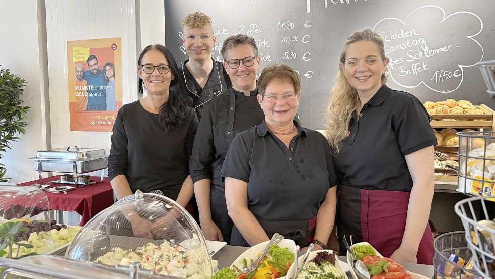 Sorgen für das leibliche Wohl ihrer Gäste: Monika Janssen (von links), Ralf de Grave, Britta Seeckmüller, Gabriele van der Grinten und Lidija Pismar. Fotos: Nobel