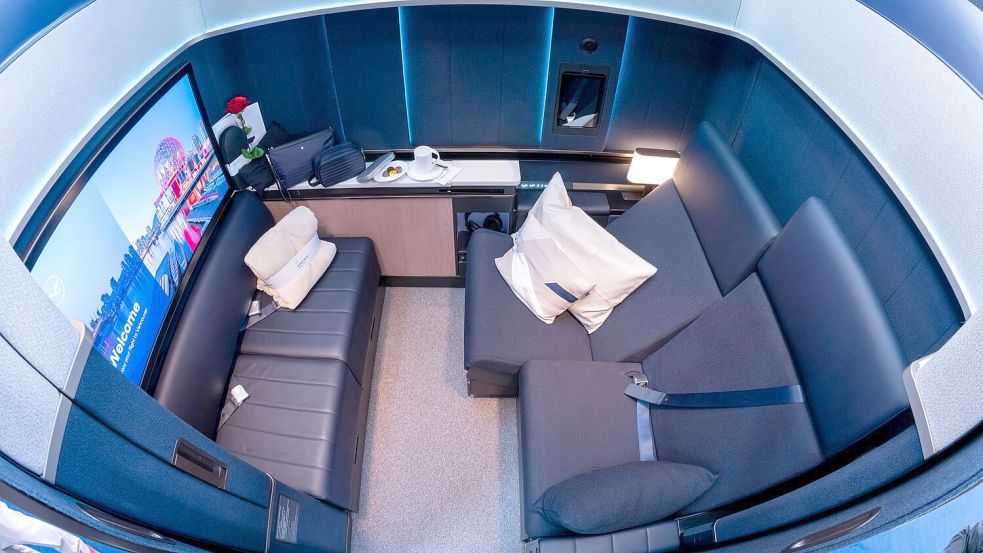 Eine First-Class „Allegris“-Kabine der Lufthansa. Die Sofasitze rechts im Bild lassen sich in ein Doppelbett umwandeln. (Foto: Archiv) Foto: Peter Kneffel/dpa