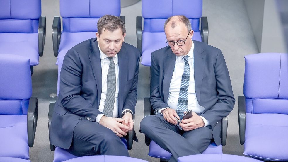 Für Lars Klingbeil (links) und Friedrich Merz (rechts) gibt es noch vieles zu verhandeln. (Archivbild) Foto: Michael Kappeler/dpa