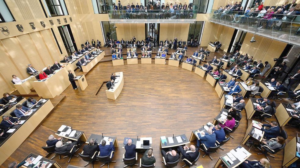 Der Bundesrat gab am Freitag grünes Licht für das Finanzpaket (Archivfoto) Foto: Bernd von Jutrczenka/dpa