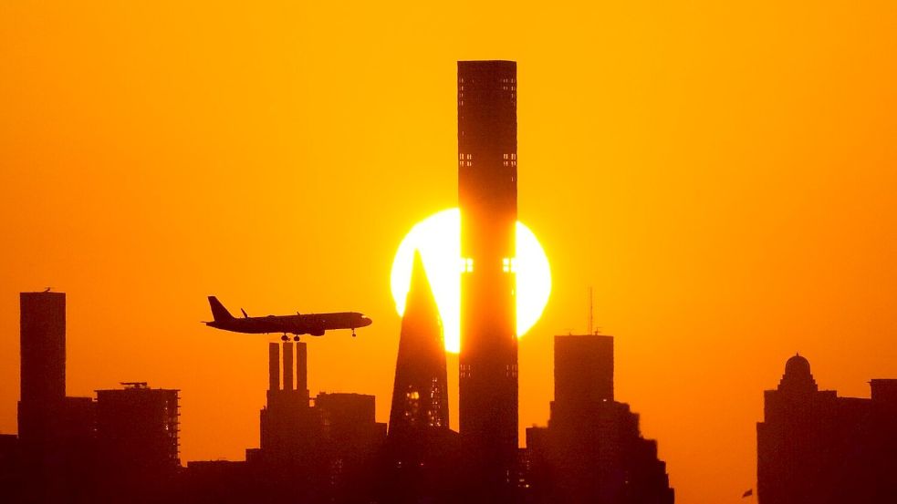 Flugzeug vor der Skyline: Für einige Reisende platzt der Traum vom US-Urlaub. (Archivbild) Foto: Frank Franklin II/AP