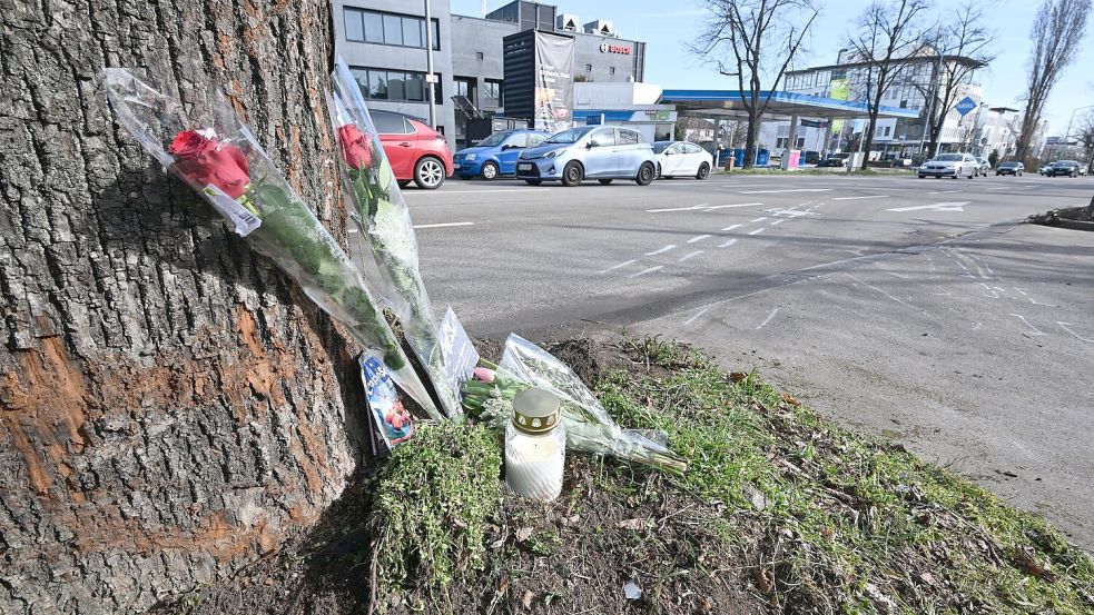 An der Unfallstelle haben Menschen Blumen und eine Kerze abgelegt. Foto: Bernd Weißbrod/dpa