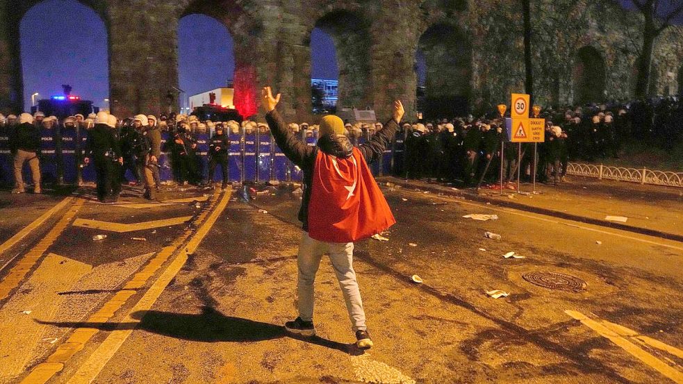 Bei landesweiten Protesten in der Türkei allein am Freitagabend sind mehr als 340 Menschen festgenommen worden. Foto: Khalil Hamra/AP/dpa