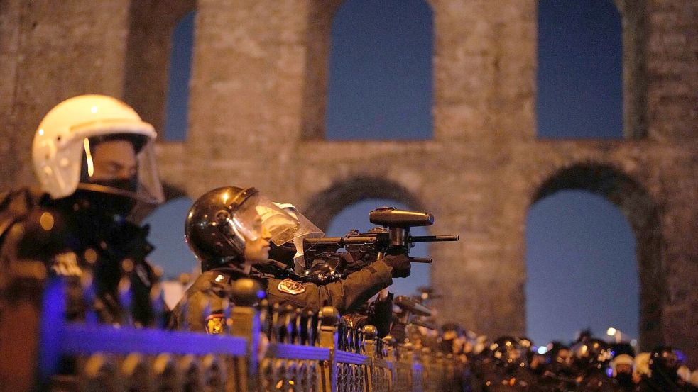 Die Polizei schießt mit Gummigeschossen auf Demonstranten. Foto: Emrah Gurel/AP/dpa