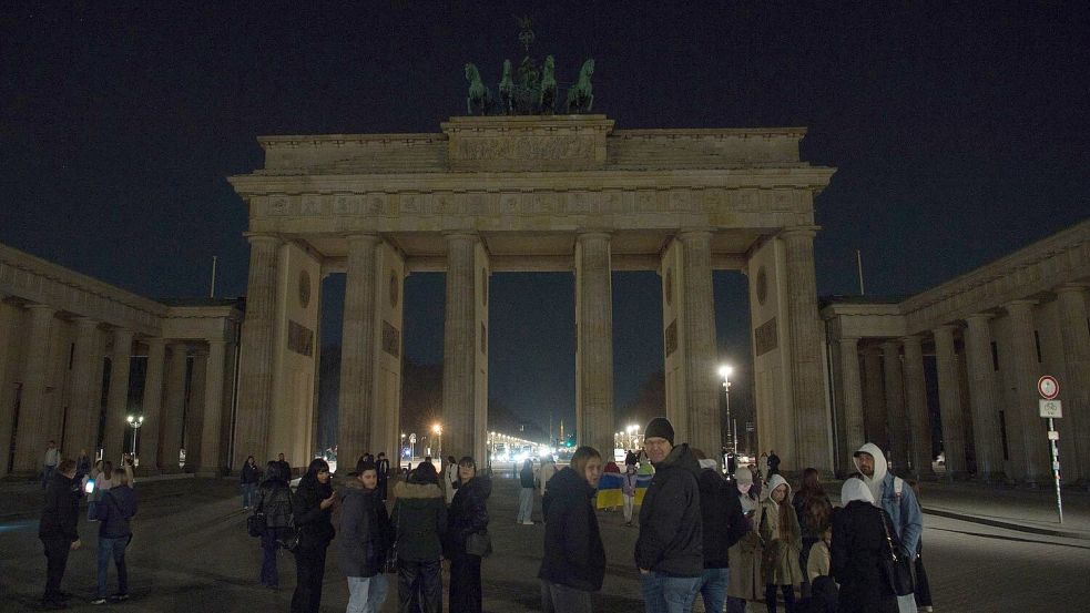 Licht aus am Brandenburger Tor - mit der weltweiten Aktion Earth Hour will die Umweltschutzorganisation WWF ein Zeichen für mehr Klimaschutz setzen. Foto: Paul Zinken/dpa