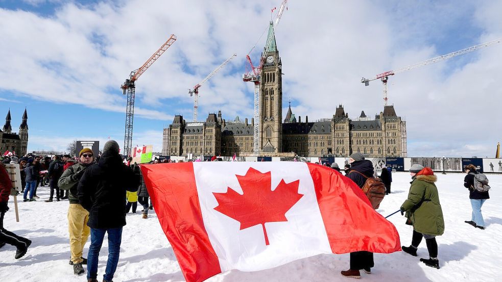 Die kanadische Flagge vor dem Parlament in Ottawa. (Archivbild) Foto: Justin Tang/The Canadian Press via AP/dpa