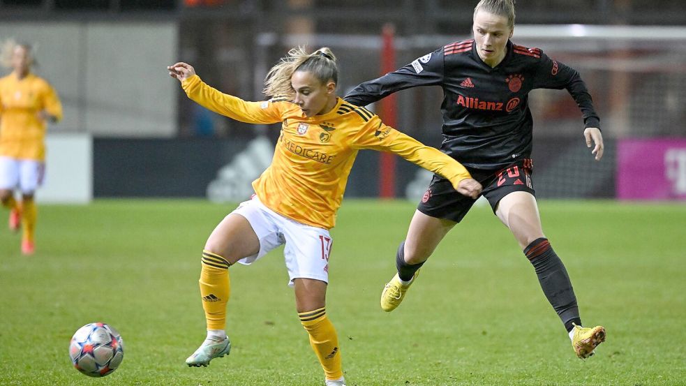 Erstmals im DFB-Aufgebot: Bayern-Stürmerin Franziska Kett (r). Foto: Sven Hoppe/dpa