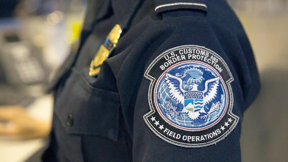 Handys oder Notebooks können ein Hindernis bei der Einreise in die USA sein. (Archivbild) Foto: Glenn Fawcett/CBP/Department of Homeland Security/dpa-tmn