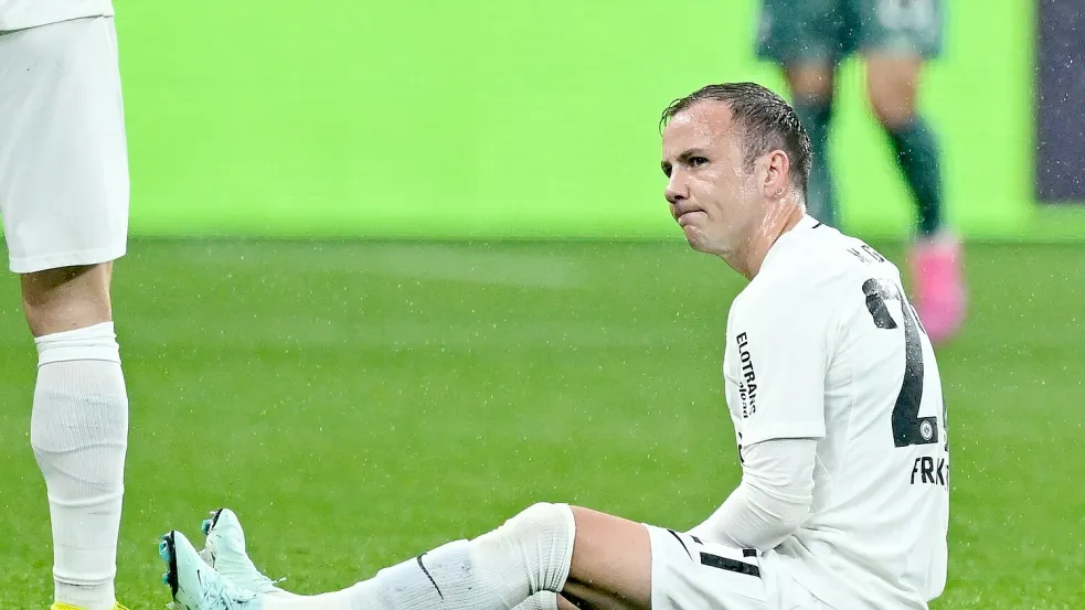 Ex-Weltmeister Götze musste verletzt früh raus. Foto: Uwe Anspach/dpa