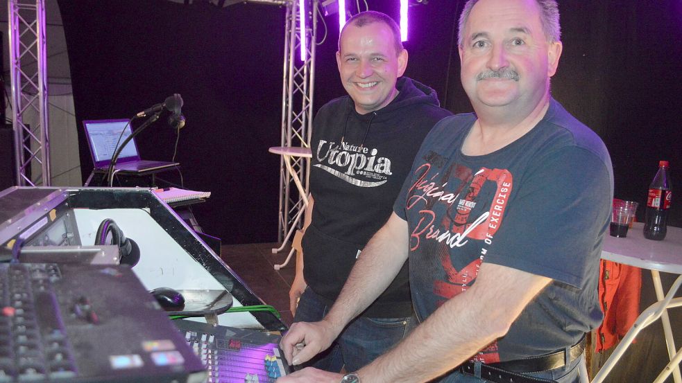 DJ Gerold Pruin (vorne) war zum letzten Mal als DJ auf der Scheunenfete. Das Foto zeigt ihn mit Thomas Marks. Foto: Holger Weers