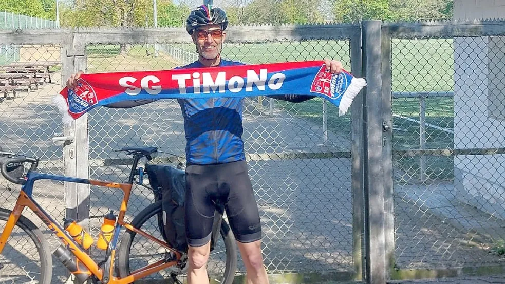 Enno Heidergott ließ sich nach seiner Tour vor dem Sportgelände in Braunschweig fotografieren. Foto: privat