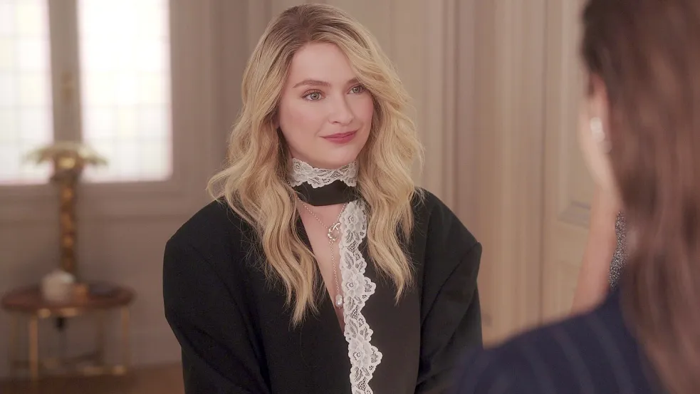 Camille Razat als Camille in der Serie „Emily in Paris“. Foto: -/Netflix/dpa