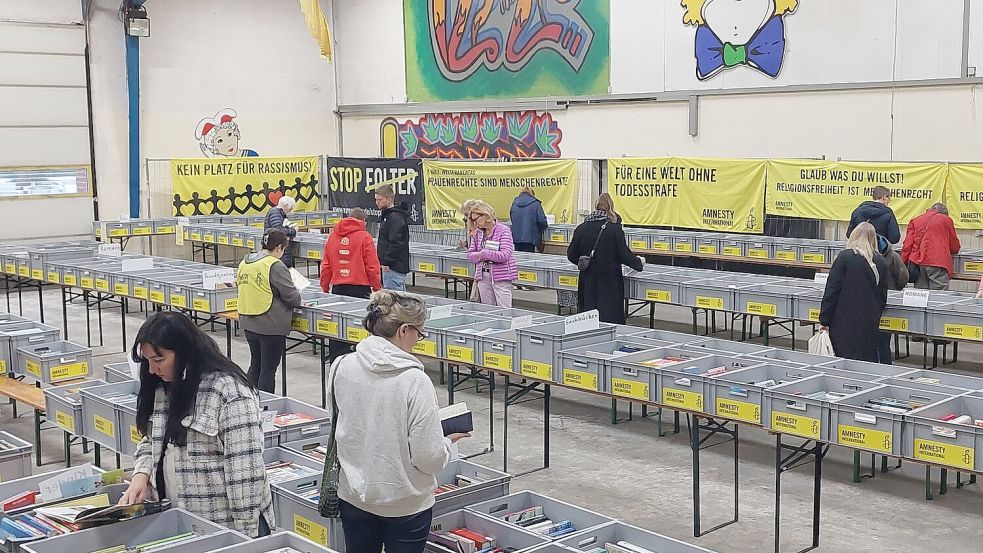 Der Bücherbasar in der PCV-Halle findet am Wochenende statt. Foto: Gerold Siemer