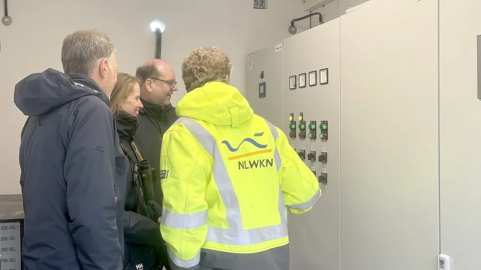 Niedersachsens Umweltminister Christian Meyer (Zweiter von rechts) lässt sich zeigen, wie die Tore für den Tidepolder geöffnet und geschlossen werden. Foto: Jasmin Oltmanns