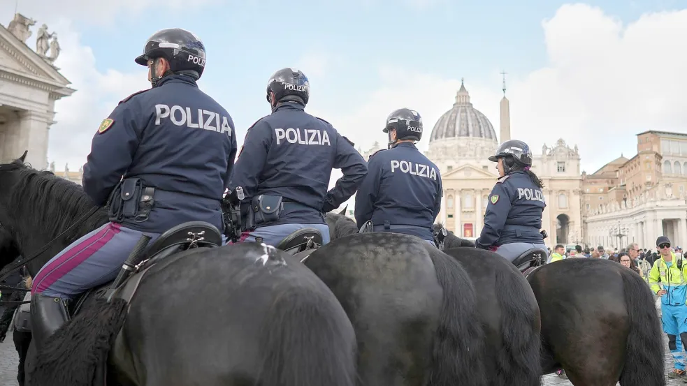 Die Polizei in Rom ist im Großeinsatz. Foto: Andrew Medichini/AP/dpa