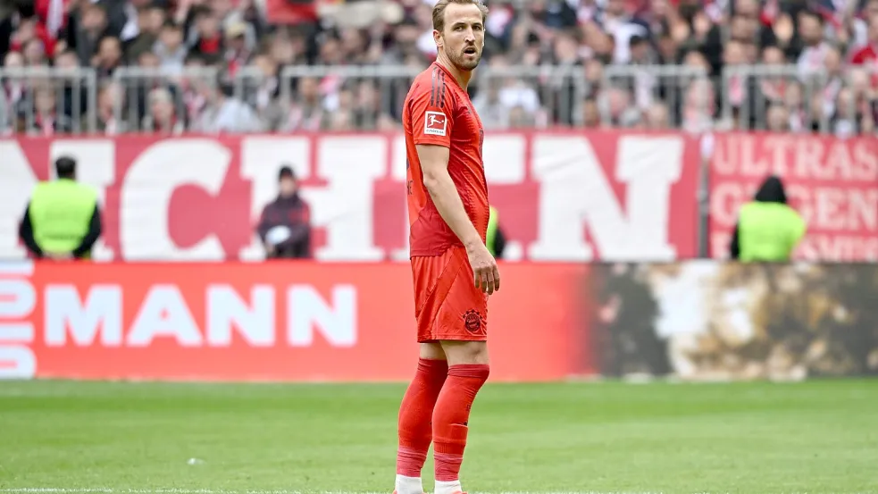 Frust nach Gelb: Harry Kane fehlt in einer Woche bei der mutmaßlichen Meisterkür gesperrt. Foto: Peter Kneffel/dpa