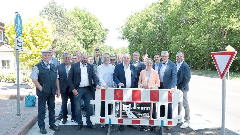 Kreisrat Ansgar Meyer (2. von rechts), Leiterin der Landesbehörde Lingen Dr. Hannah Timmer (4. von rechts), Vorsitzender des Kreisverkehrsausschusses Detlef Kolde (7.von rechts) und der Friesoyther Bürgermeister Sven Stratmann (6.von links) mit weiteren Vertretern bei der offiziellen Straßenfreigabe der K 147 in Gehlenberg. Foto: Frank Beumker/Landkreis Cloppenburg