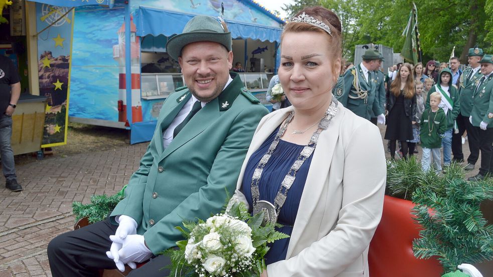 In einer Kutsche fuhr die neue Burlager Schützenkönigin Jessica Feldkamp mit ihrem Prinzgemahl Torsten Reents beim Umzug mit. Foto: Holger Weers