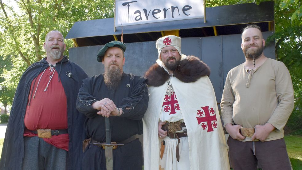 Sie gehören zum „Clan of Kerry“, der am langen Himmelfahrtswochenende am Idasee seine Zelte aufschlägt: (von links) Frank Kreuer (Papenburg), Billy Robak (Ostrhauderfehn), Matthias Pauw (Warsingsfehn) und Daniel Heitmann (Papenburg). Foto: Henrik Zein