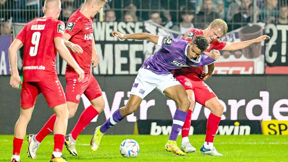Eine Szene aus dem letzten Pflichtspiel von Emeka Oduah (am Ball): An jenem 9. September 2022 gewann er mit dem VfL Osnabrück das Drittliga-Spiel gegen RW Essen mit 1:0. Danach setzte ihn eine Verletzung außer Gefecht. Foto: Imago