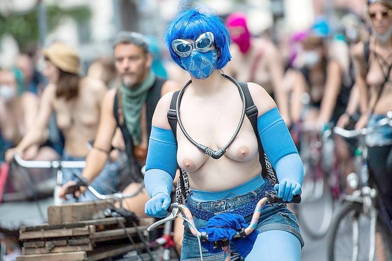 Nackte Br Ste F R Frauenrechte Oben Ohne Demo In Berlin General Anzeiger