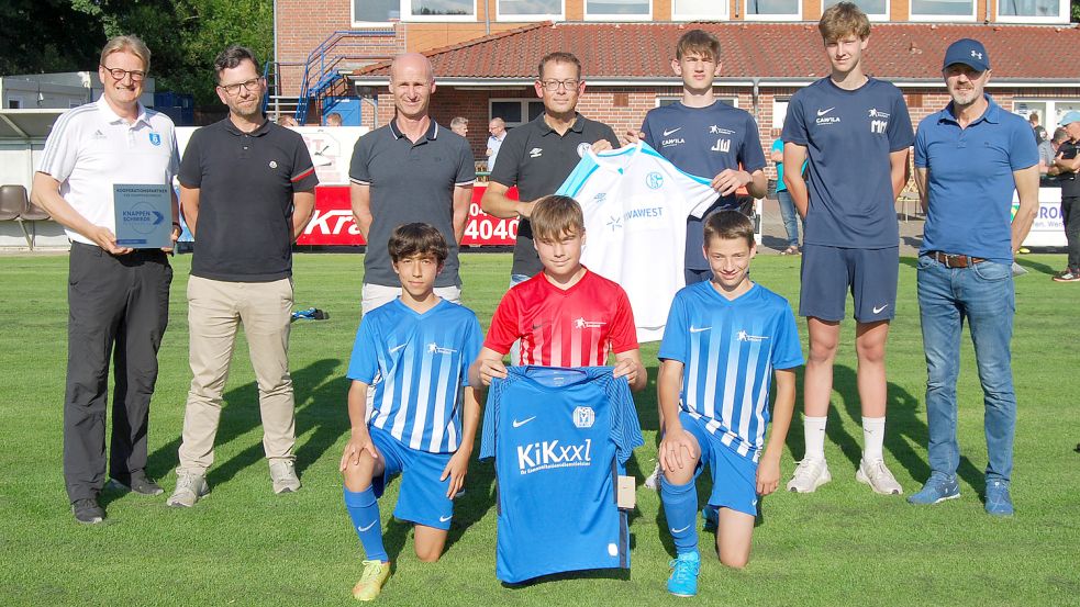 Besondere Ehre Für Die Jugendabteilung: BW Papenburg Bekam Schild Der ...