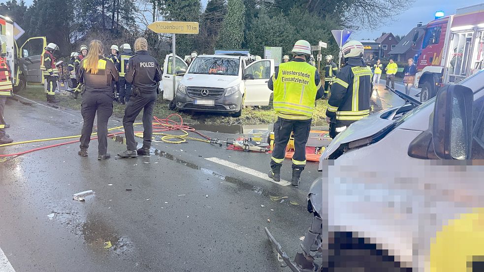 Rettungsheli In Westerstede: Elf Verletzte Bei Schulbusunfall - Davon ...