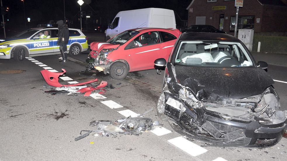 Unfall In Moormerland: Autos Kollidierten - Zwei Menschen Leicht ...