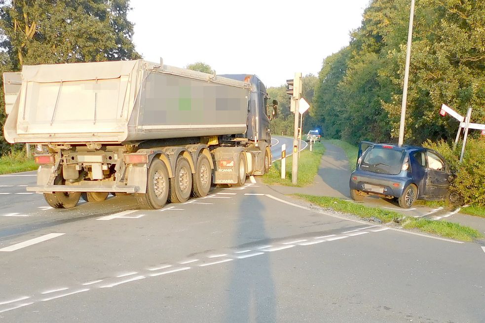 Lastwagen Und Auto Kollidieren Auf Kreuzung - General-Anzeiger